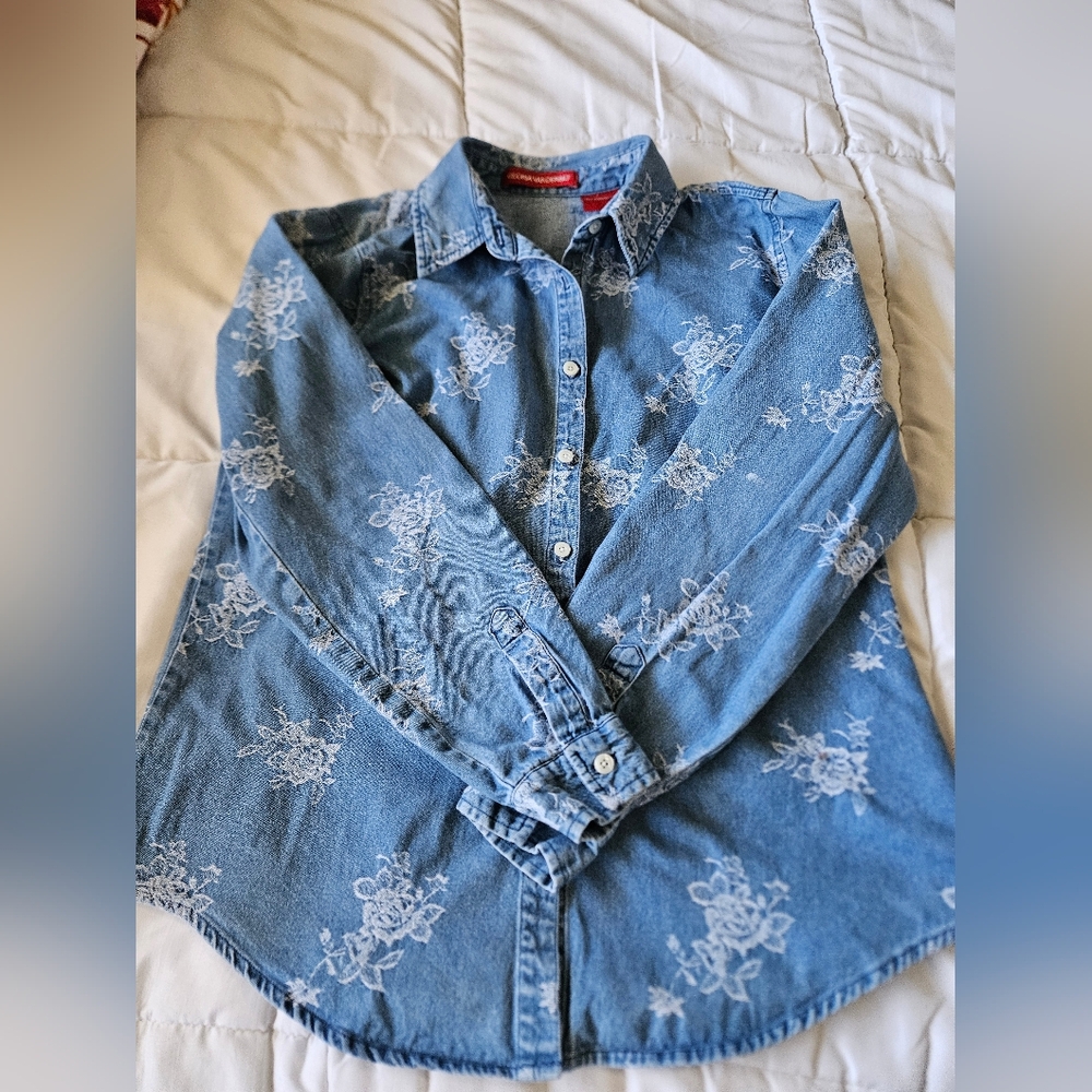 Gloria Vanderbilt Light Wash Denim Button-Down – Textured Floral Patter - Size M